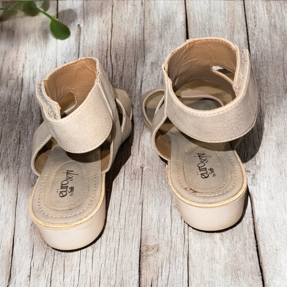 🌹EURO SOFT BY SOFFT TAUPE SANDALS - Picture 4 of 5